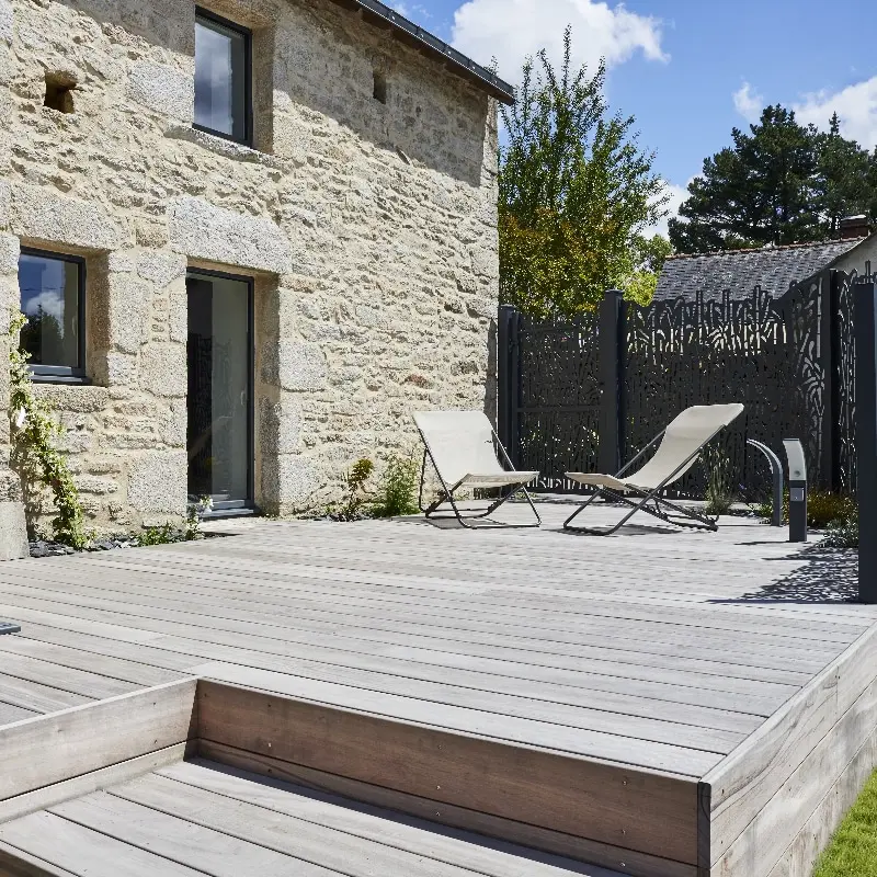 Terrassendielen aus Holz in Detailansicht