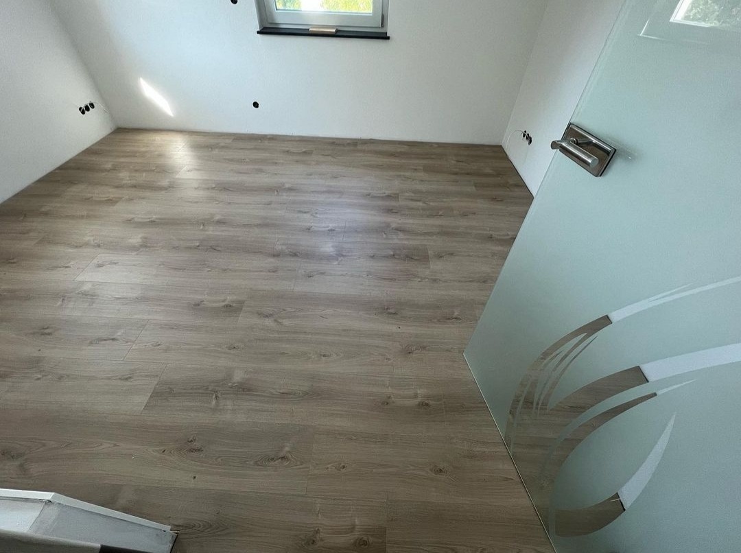 Fachgerecht montierte Fensterfront in einem Wohnhaus