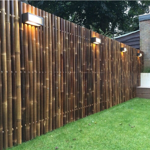 Sichtschutzzaun aus Holz im Garten