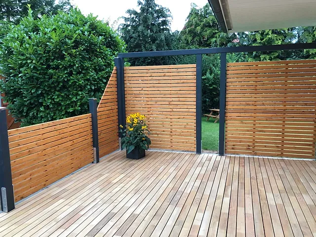 Sichtschutzzaun entlang der Terrasse