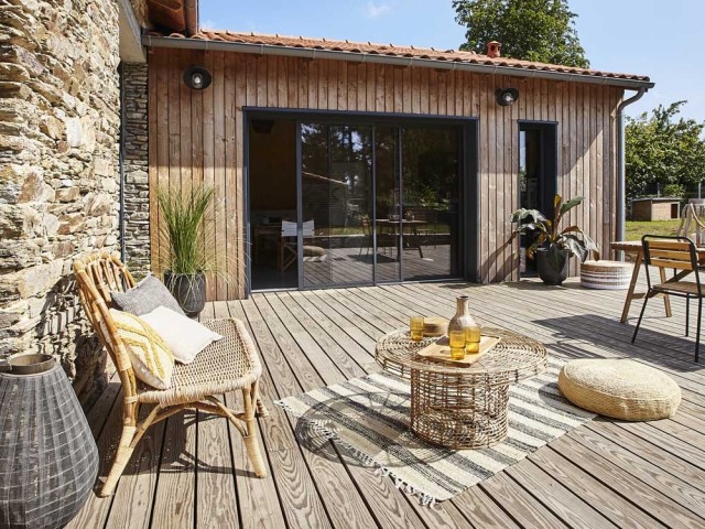 Fertiggestellte Terrasse mit Holzdielen